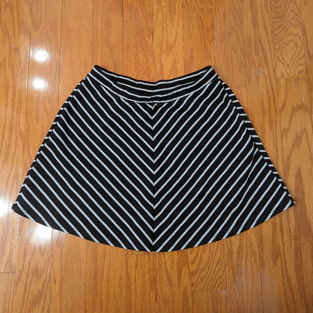 black + white stripped chevron skirt